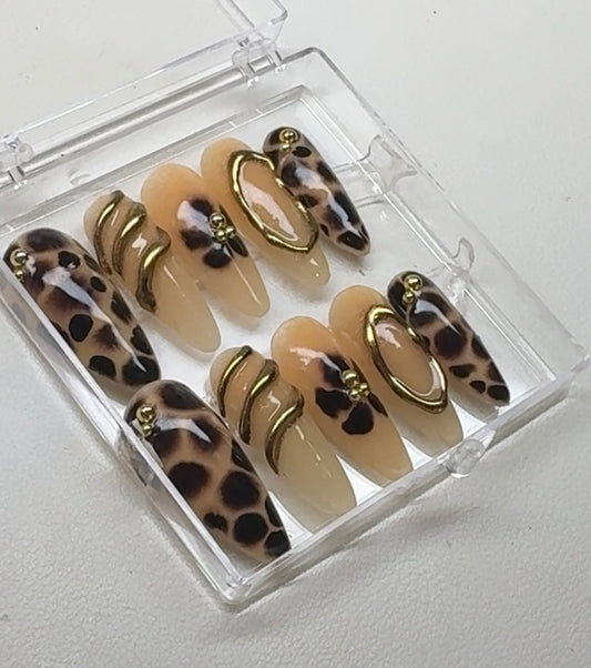 Queen of pride land 🐆 (READY TO SHIP)